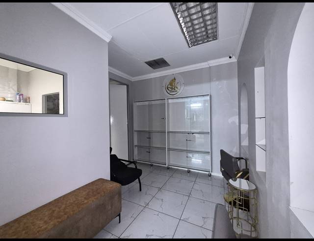 79M² RETAIL TO LET IN SUNNINGHILL
